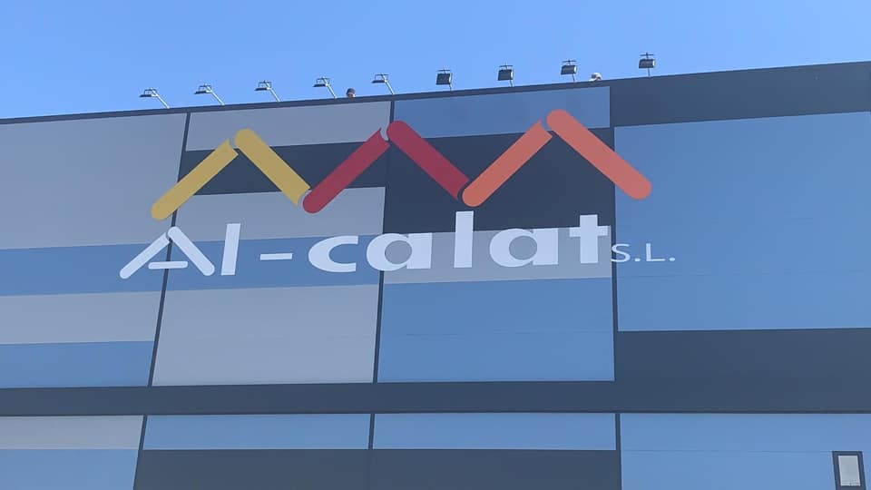 Instalación de panel sándwich fachada Paneles Alcalat | Isocold