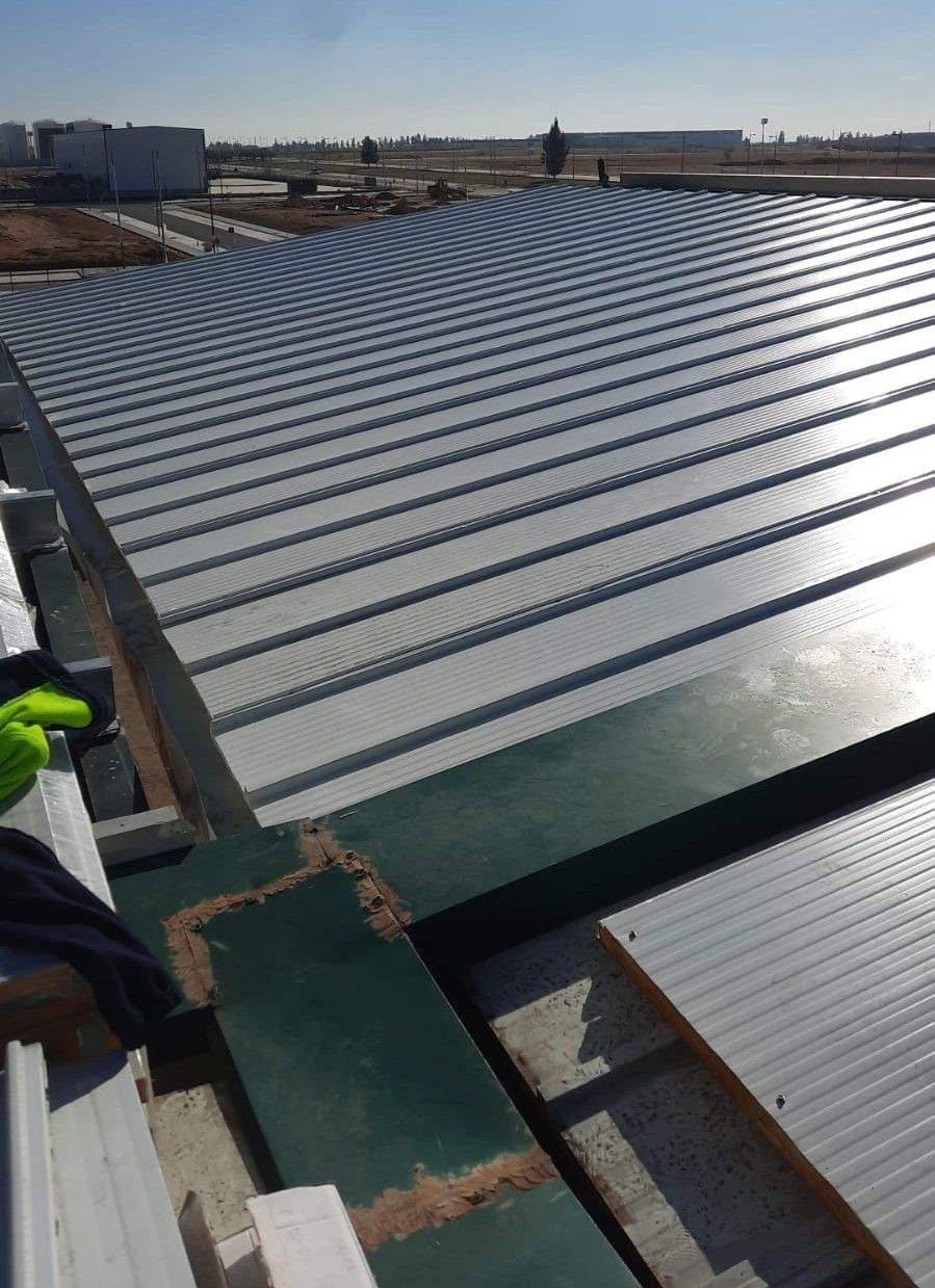 Montaje de panel sándwich de cubierta y chapas trapezoidales en fachada - Isocold