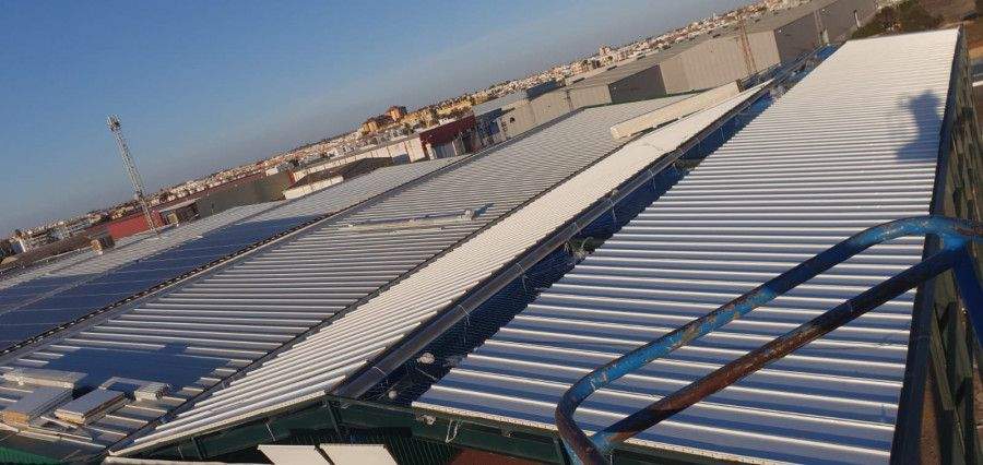 Montaje de panel sándwich de cubierta y chapa trapezoidal en fachada - Isocold