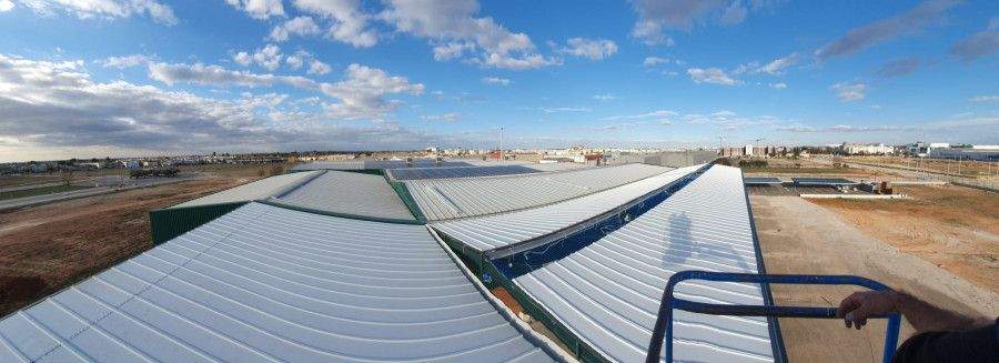 Montaje de panel sándwich de cubierta y chapa trapezoidal en fachada - Isocold