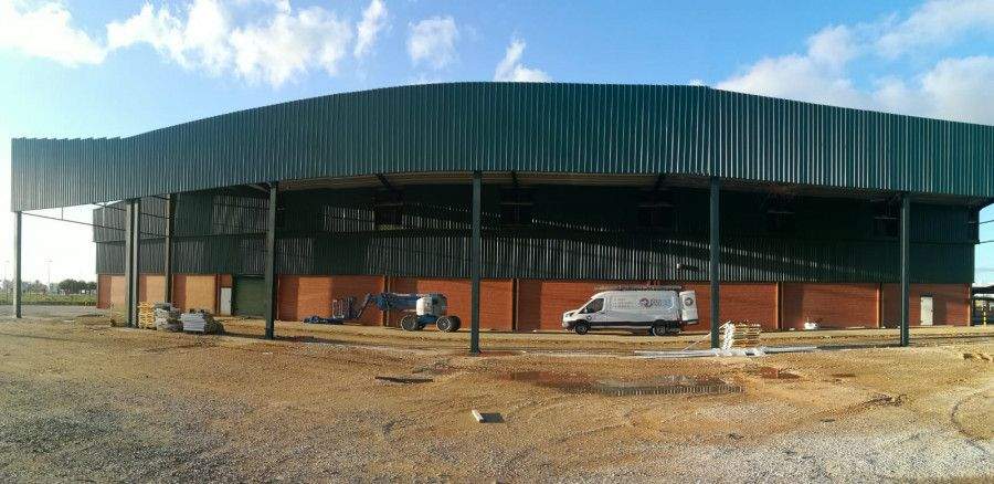 Montaje de panel sándwich de cubierta y chapa trapezoidal en fachada - Isocold