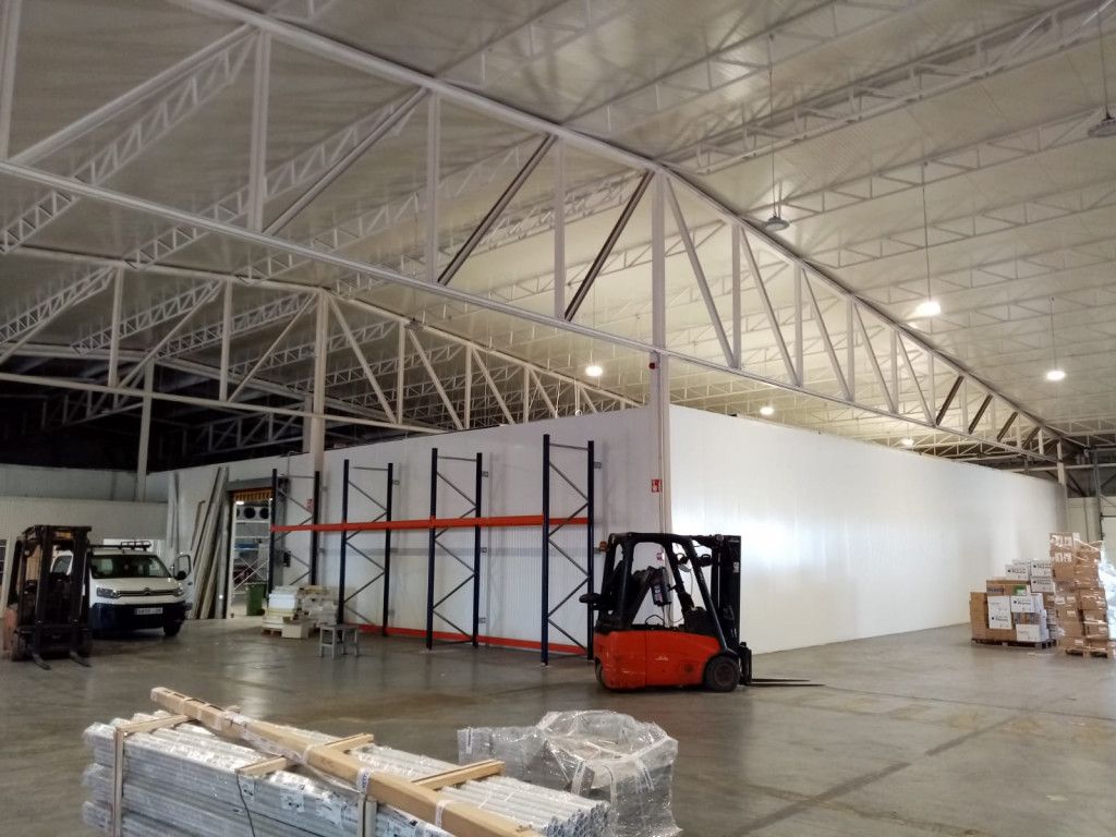 Instalación de nuevos abrigos en los muelles de carga de Integra2 en Mérida | Isocold