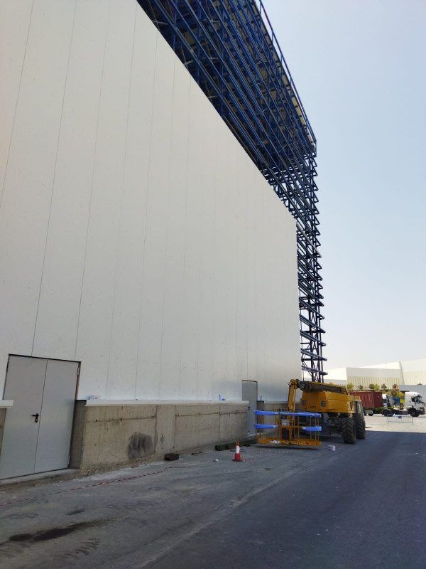 Cerramiento de almacén en importante industria de lácteos en Cádiz - Isocold