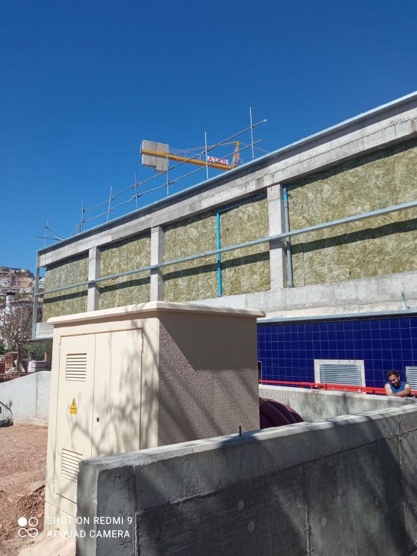 Revestimiento de la fachada de la nueva piscina cubierta de Javea. Isocold - Instalador de panel sándwich
