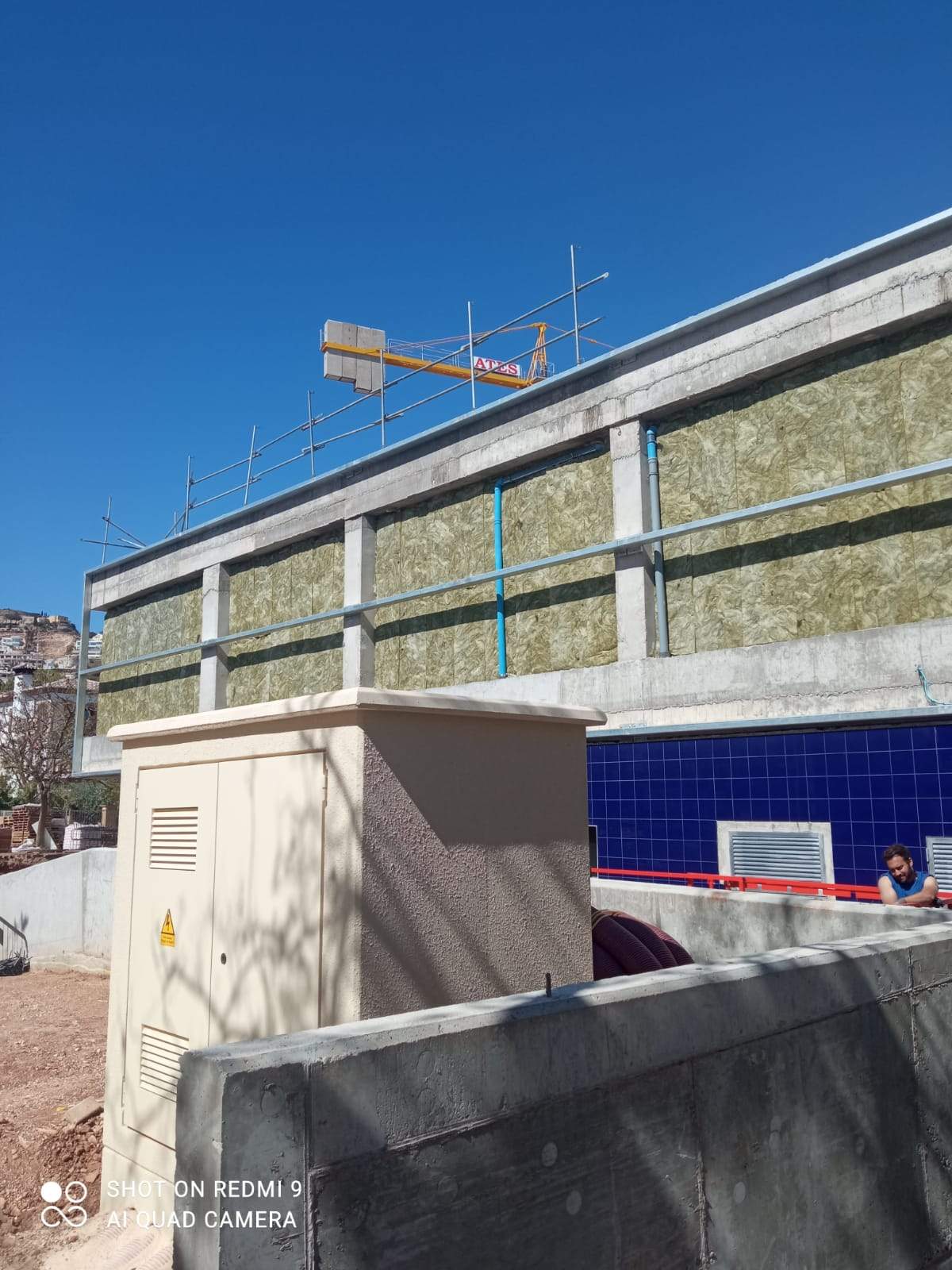 Revestimiento de la fachada de la nueva piscina cubierta de Javea. Isocold - Instalador de panel sándwich
