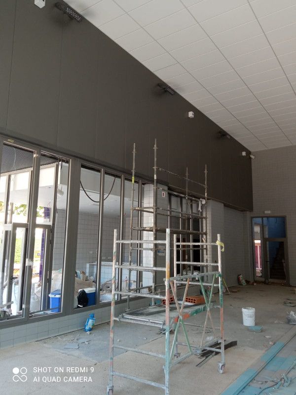 Revestimiento de la fachada de la nueva piscina cubierta de Javea. Isocold - Instalador de panel sándwich