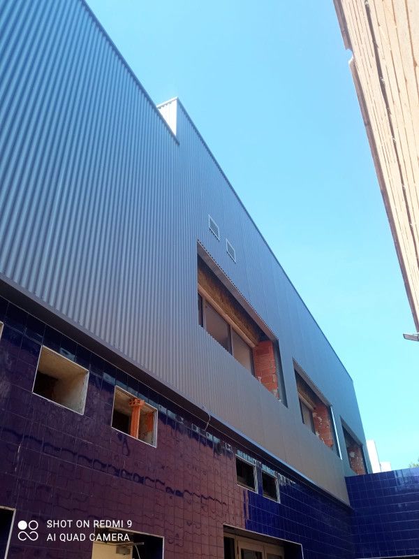 Revestimiento de la fachada de la nueva piscina cubierta de Javea. Isocold - Instalador de panel sándwich