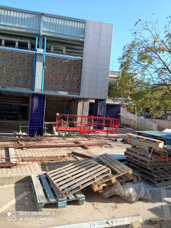 Revestimiento de la fachada de la nueva piscina cubierta de Javea. Isocold - Instalador de panel sándwich