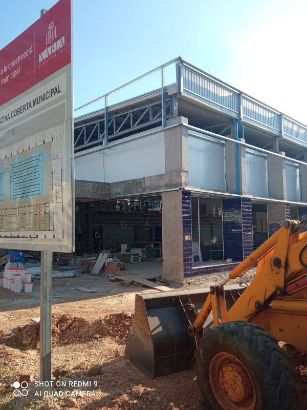 Revestimiento de la fachada de la nueva piscina cubierta de Javea. Isocold - Instalador de panel sándwich