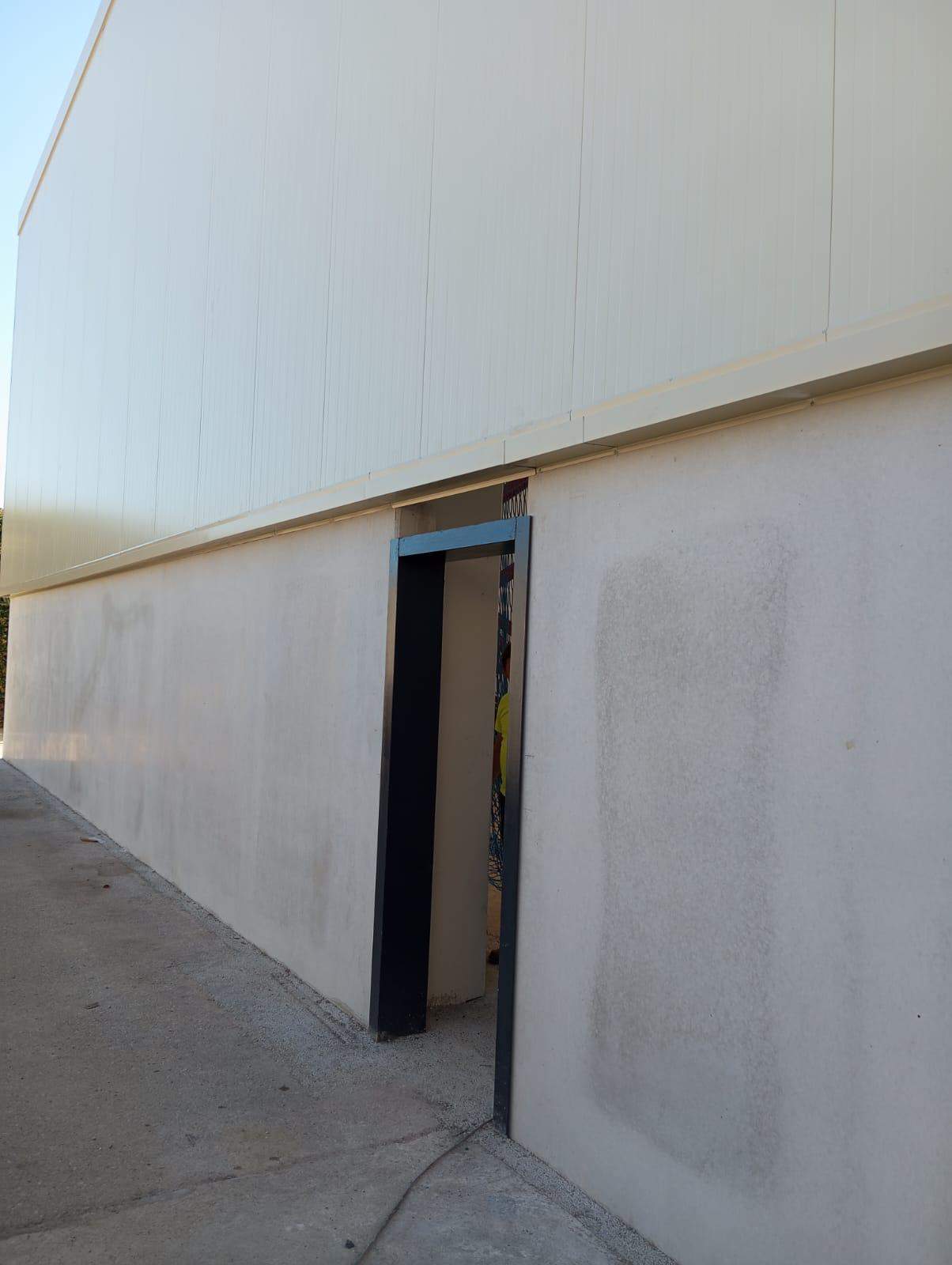 colocación de panel sándwich en fachada y cubierta - isocold.es