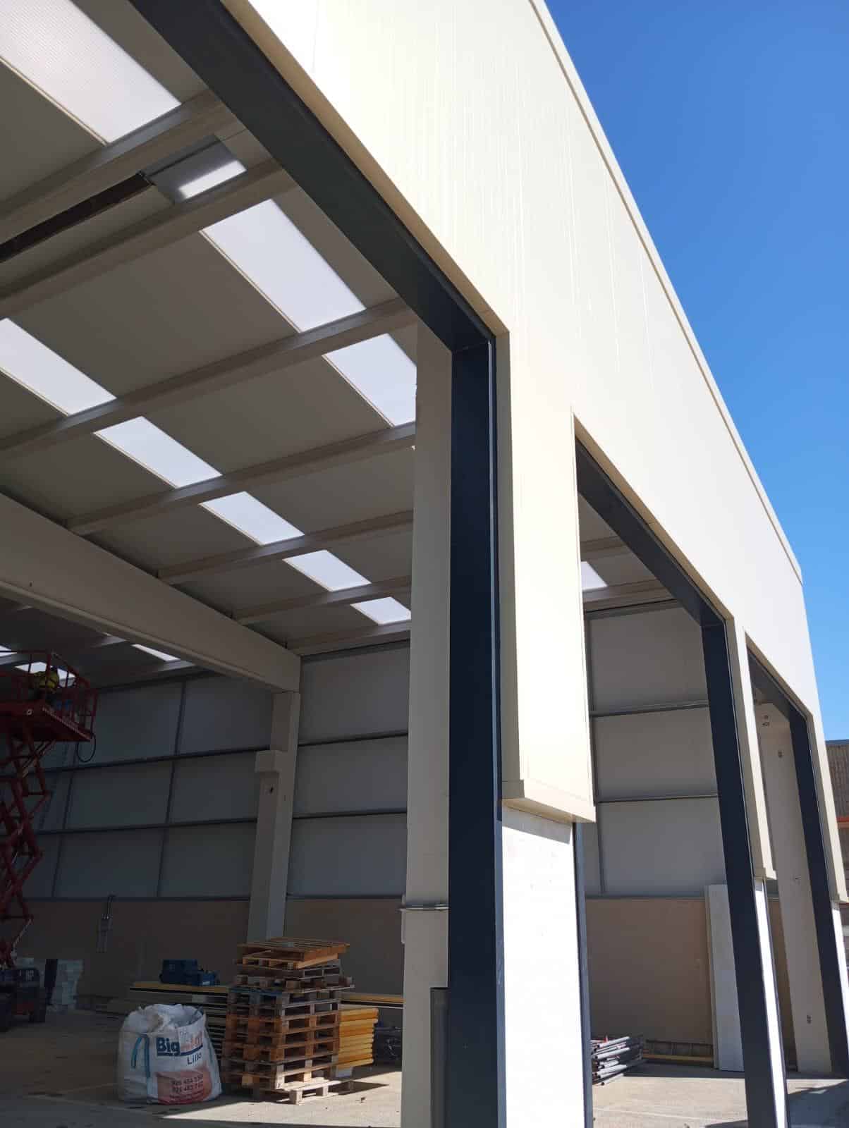 colocación de panel sándwich en fachada y cubierta - isocold.es