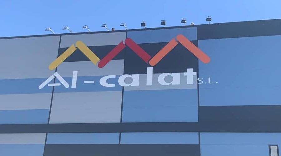 Instalación de panel sándwich fachada Paneles Alcalat | Isocold