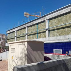 Revestimiento de la fachada de la nueva piscina cubierta de Javea. Isocold - Instalador de panel sándwich
