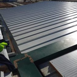 Montaje de panel sándwich de cubierta y chapas trapezoidales en fachada - Isocold