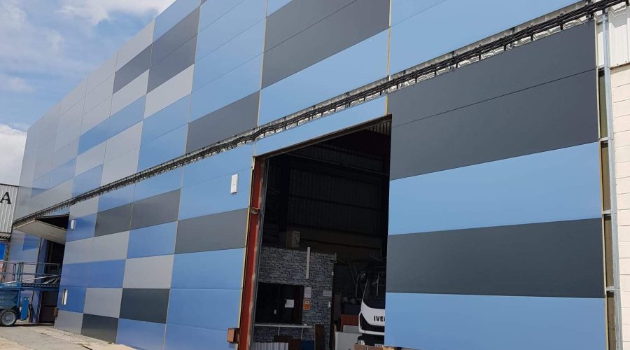 Instalación de panel sándwich fachada Paneles Alcalat | Isocold